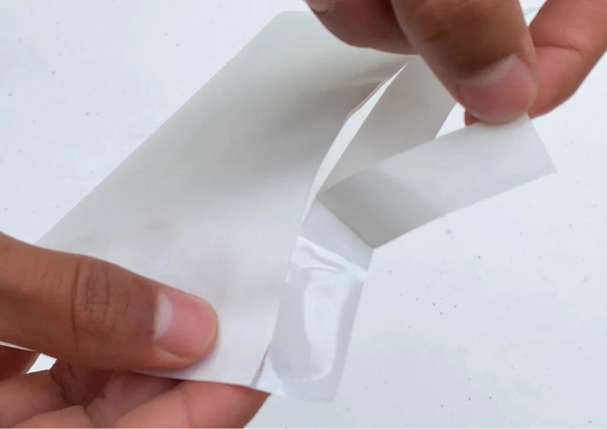 Sobres transparentes adhesivos de polietileno, medida interior 17x13 cm, ideales para documentos ¼ de carta, resistentes al polvo y humedad, con adhesivo sensible a la presión para fácil adherencia.