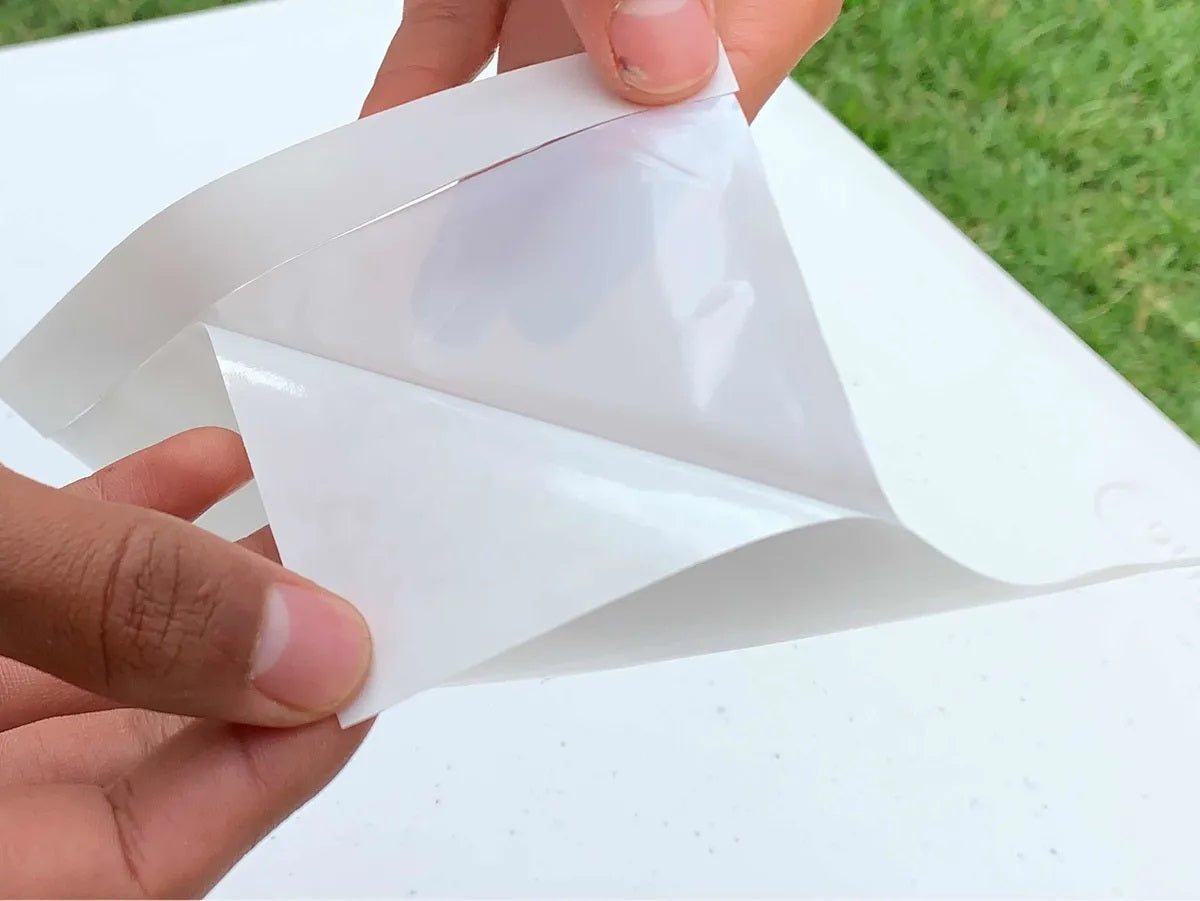 Sobres transparentes adhesivos de polietileno, medida interior 17x13 cm, ideales para documentos ¼ de carta, resistentes al polvo y humedad, con adhesivo sensible a la presión para fácil adherencia.