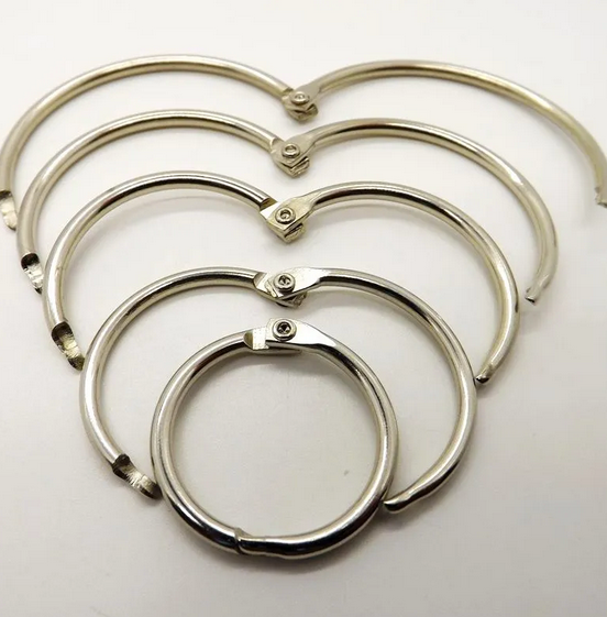 Paquete de 250 argollas abatibles articuladas metálicas con bisagra de perno remachado en acabado niquelado (plateado). Medida de 19 mm de diámetro interior, ideal para carpetas, agendas, menús, publicaciones impresas, carteles colgantes y gráficos. Capacidad para almacenar 150 hojas.