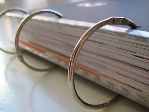 Argollas abatibles articuladas metálicas con bisagra de perno remachado en acabado niquelado (plateado). Medida de 32 mm de diámetro interior, ideal para carpetas, agendas, menús, publicaciones impresas, carteles colgantes y gráficos. Capacidad para almacenar 260 hojas.