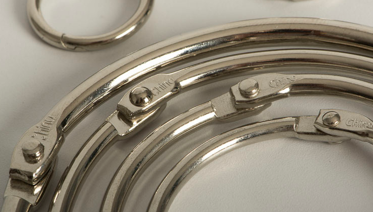 Argollas abatibles articuladas metálicas con bisagra de perno remachado en acabado niquelado (plateado). Medida de 32 mm de diámetro interior, ideal para carpetas, agendas, menús, publicaciones impresas, carteles colgantes y gráficos. Capacidad para almacenar 260 hojas.