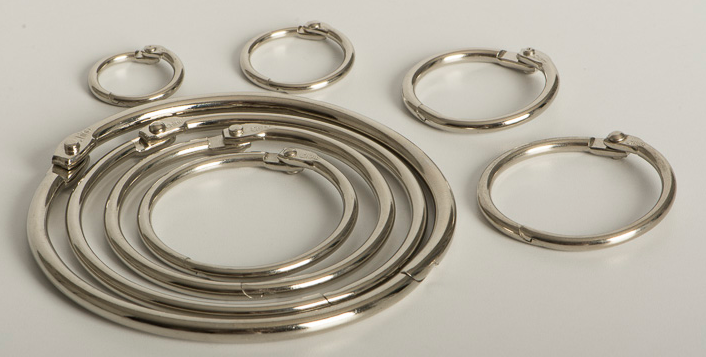 Argollas abatibles articuladas metálicas con bisagra de perno remachado en acabado niquelado (plateado). Medida de 32 mm de diámetro interior, ideal para carpetas, agendas, menús, publicaciones impresas, carteles colgantes y gráficos. Capacidad para almacenar 260 hojas.