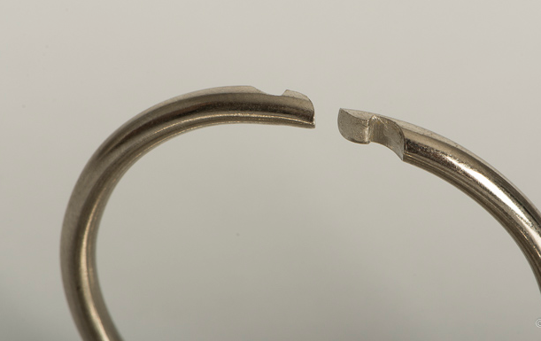 Argollas abatibles articuladas metálicas con bisagra de perno remachado en acabado niquelado (plateado). Medida de 38 mm de diámetro interior, ideal para carpetas, agendas, menús, publicaciones impresas, carteles colgantes y gráficos. Capacidad para almacenar 325 hojas.