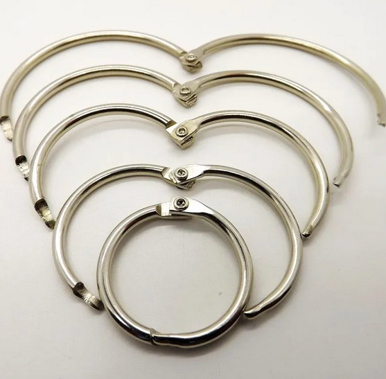 Paquete de 100 argollas abatibles articuladas metálicas con bisagra de perno remachado en acabado niquelado (plateado). Medida de 76 mm de diámetro interior, ideal para carpetas, agendas, menús, publicaciones impresas, carteles colgantes y gráficos. Capacidad para almacenar 625 hojas.