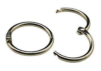 Argollas abatibles articuladas metálicas con bisagra de perno remachado en acabado niquelado (plateado). Medida de 76 mm de diámetro interior, ideal para carpetas, agendas, menús, publicaciones impresas, carteles colgantes y gráficos. Capacidad para almacenar 625 hojas.