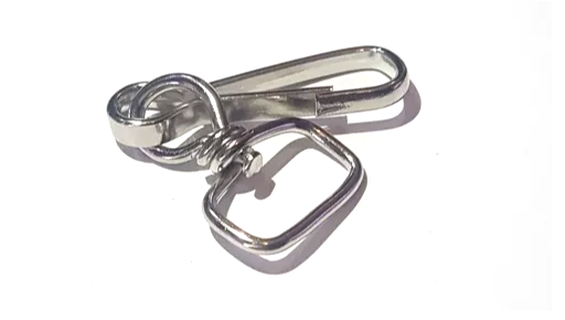 Bandolas con argolla giratoria y mosquetón de alambre grueso para gafete o mochilas, con acabado níquel plateado. Mosquetón de 40 mm de largo y 16 mm de paso para cinta. Largo total de 70 mm