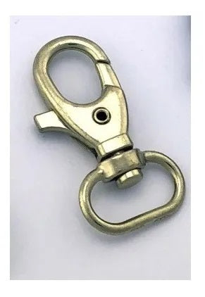 Bandola metálica fundida con argolla giratoria de 40 mm de largo y 16 mm de paso, en acabado latón, ideal para gafetes o llaveros.