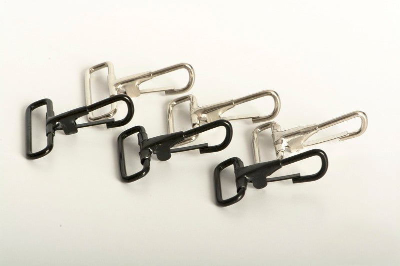 Bandola metálica fija con mosquetón de 35mm y pasa cinto de 50mm en acabado níquel, para mochilas, bolsas de dama, maletines y petacas.