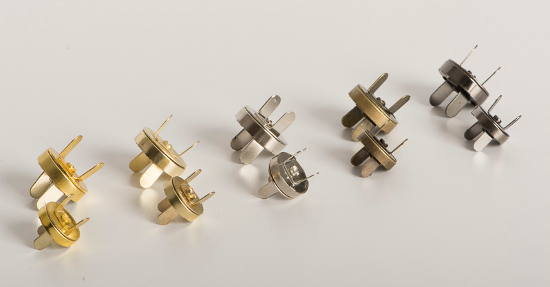 Broche de imán redondo tradicional en dos partes (hembra y macho) con pestañas posteriores para fijar, disponible en medida de 14 mm de diámetro (chico) y acabado latón. Broche de imán redondo tradicional en dos partes (hembra y macho) con pestañas posteriores para fijar, disponible en medida de 14 mm de diámetro (chico) y acabado latón.