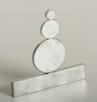 Broche de imán circular plano, extra fuerte, sin acabado (crudo), de 18 mm de diámetro y 2.5 mm de espesor con poder magnético de 1600 GAUSS. Broche de imán circular plano, extra fuerte, sin acabado (crudo), de 18 mm de diámetro y 2.5 mm de espesor con poder magnético de 1600 GAUSS.