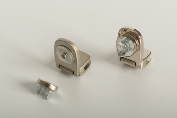 Broche de imán metálico con bisagra de 43 mm de largo y base con tornillos ocultos, en acabado mate, ideal para sujetar solapas o aplicaciones similares.