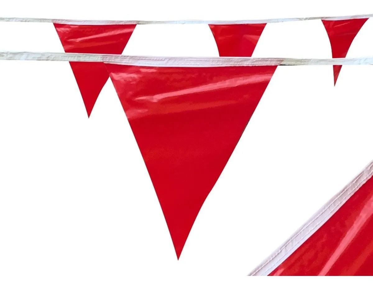 Tira de banderines triangulares rojos de plástico con guía de rafia forrada, ideal para decorar eventos, fiestas temáticas, y espacios exteriores.