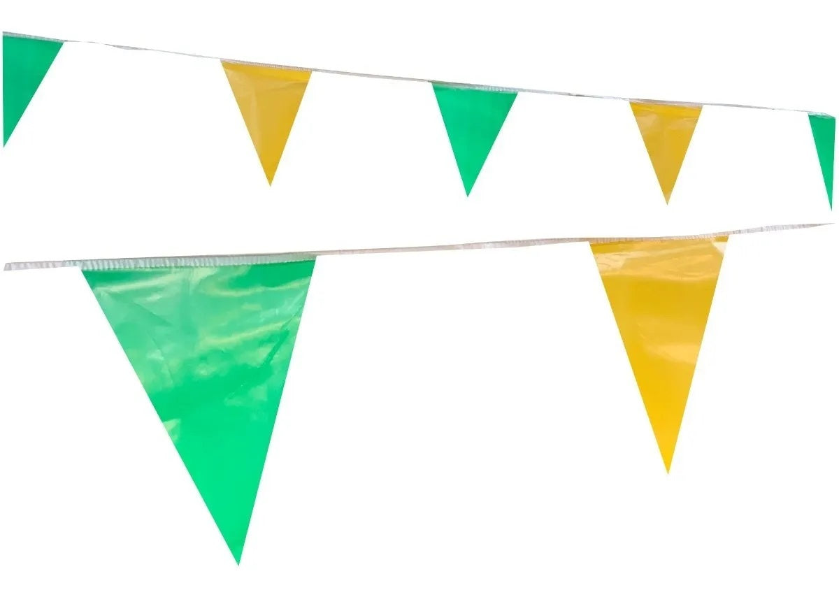 Tira de banderines triangulares intercalados en colores amarillo y verde limón con guía de rafia blanca, ideal para decoración de eventos, fiestas temáticas, tiendas, exposiciones, y más. Material plástico, largo total de 50m, apto para exteriores.
