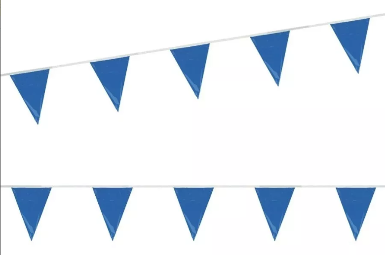 Tira de banderines triangulares en color azul rey, guía blanca de rafia, largo total de 50 metros, ideal para decoración exterior.