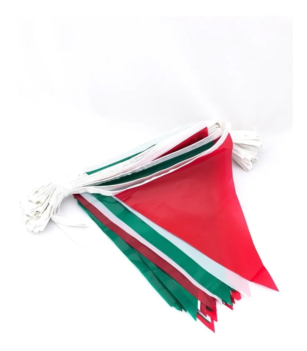 Tira de banderines triangulares intercalados en colores patrios (verde bandera, blanco y rojo) con guía de rafia blanca, ideal para decoración de eventos y fiestas patrias. Material plástico, 50 metros de largo, apto para exteriores.