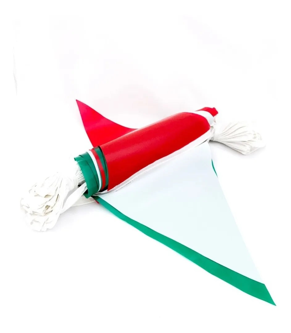 Tira de banderines triangulares intercalados en colores patrios (verde bandera, blanco y rojo) con guía de rafia blanca, ideal para decoración de eventos y fiestas patrias. Material plástico, 50 metros de largo, apto para exteriores.
