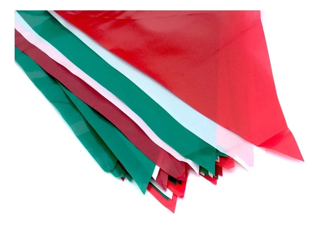 Tira de banderines triangulares intercalados en colores patrios (verde bandera, blanco y rojo) con guía de rafia blanca, ideal para decoración de eventos y fiestas patrias. Material plástico, 50 metros de largo, apto para exteriores.