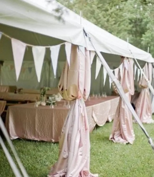 Tira decorativa de banderines triangulares de polietileno color blanco, ideal para eventos al aire libre como bodas, bautizos y ceremonias; 50 metros de largo con 84 banderines por tira. Tira decorativa de banderines triangulares de polietileno color blanco, ideal para eventos al aire libre como bodas, bautizos y ceremonias; 50 metros de largo con 84 banderines por tira.