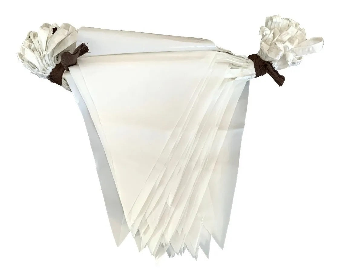 Tira decorativa de banderines triangulares de polietileno color blanco, ideal para eventos al aire libre como bodas, bautizos y ceremonias; 50 metros de largo con 84 banderines por tira.
