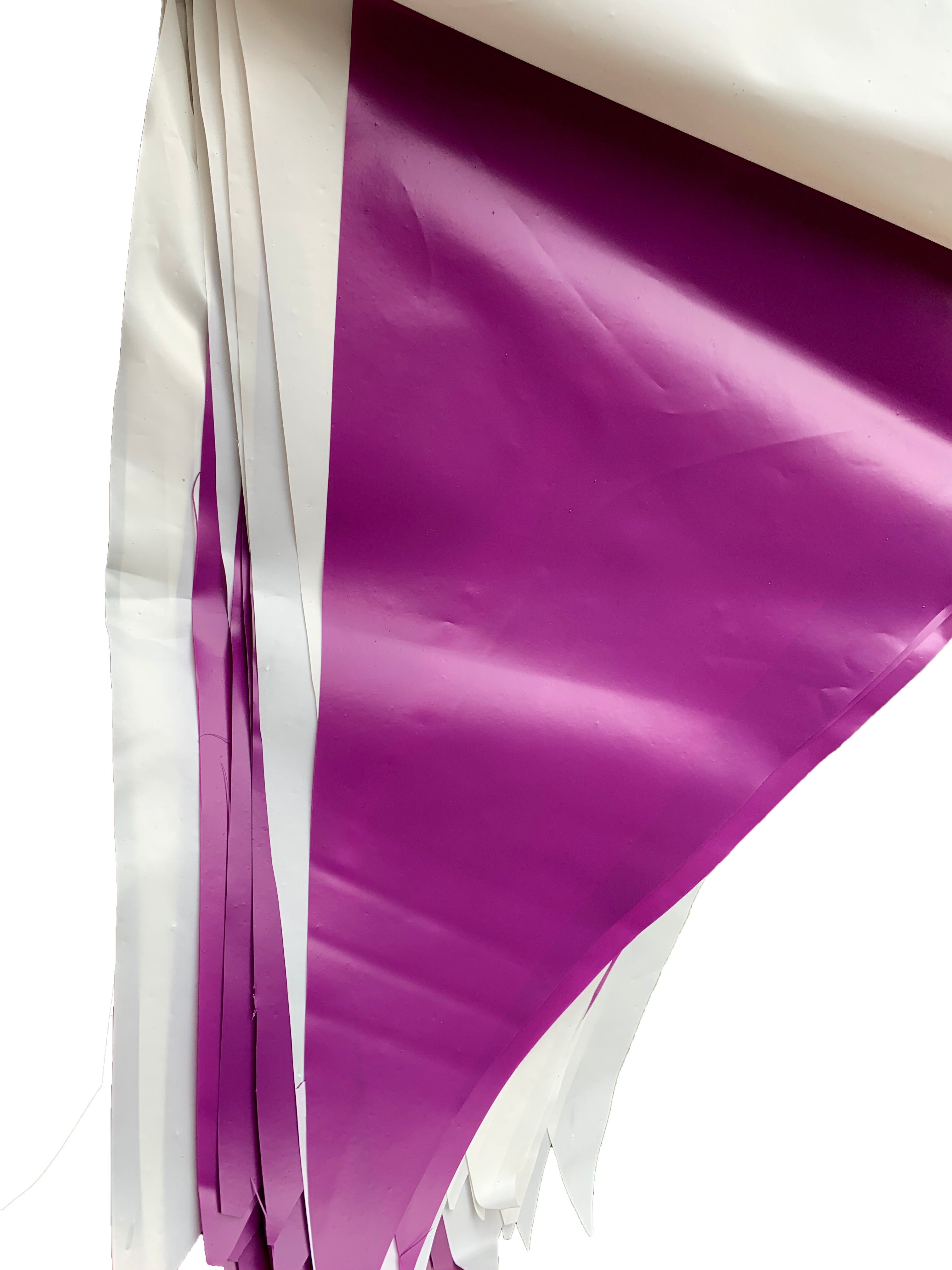 Tira de banderines triangulares colores lila y blanco, fabricados en polietileno resistente con guía de rafia blanca. Perfectos para decoración en eventos, fiestas y celebraciones