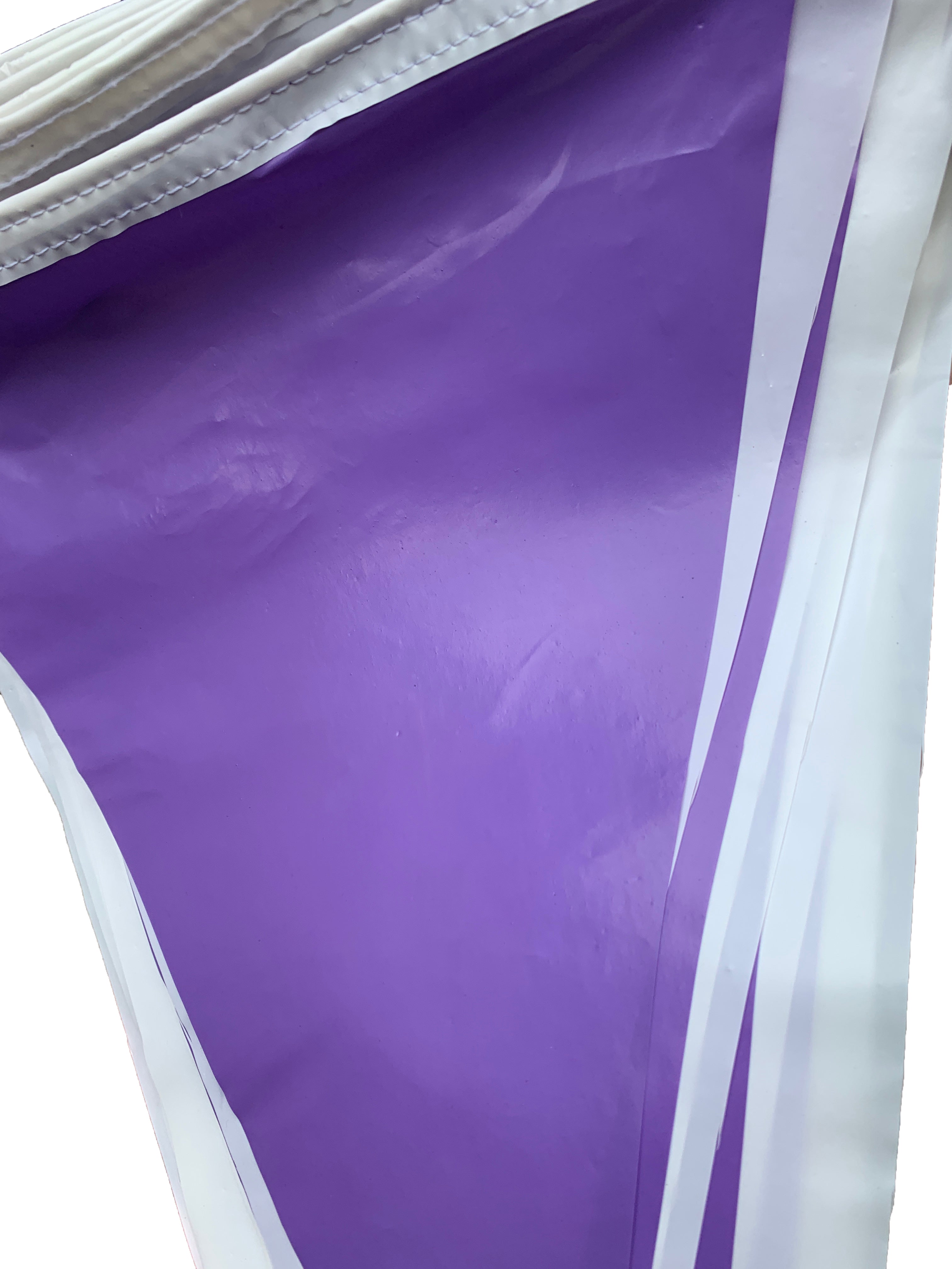 Tira de banderines triangulares colores morado y blanco, fabricados en polietileno resistente con guía de rafia blanca. Perfectos para decoración en eventos, fiestas y celebraciones