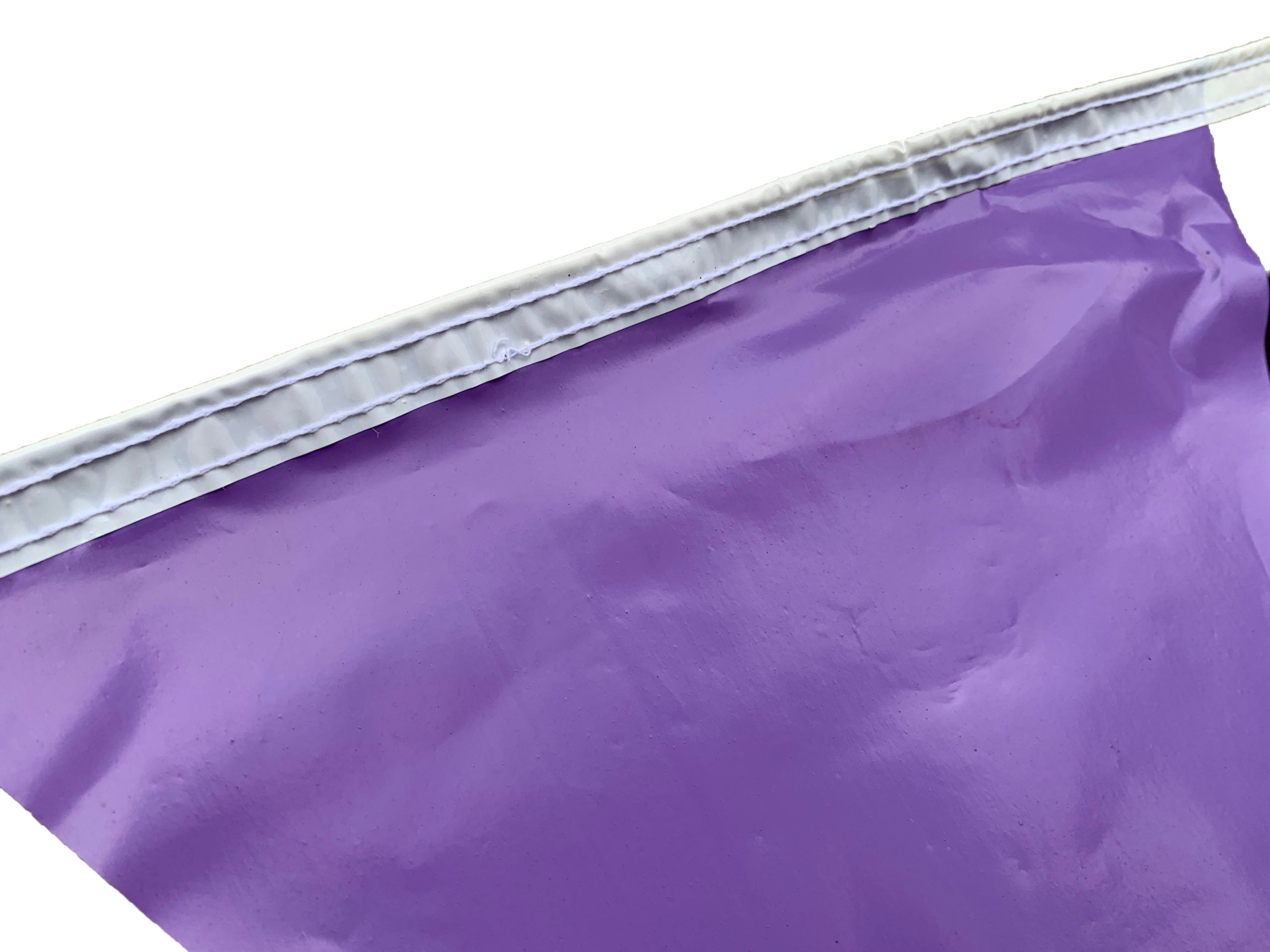 Tira de banderines triangulares colores morado y blanco, fabricados en polietileno resistente con guía de rafia blanca. Perfectos para decoración en eventos, fiestas y celebraciones