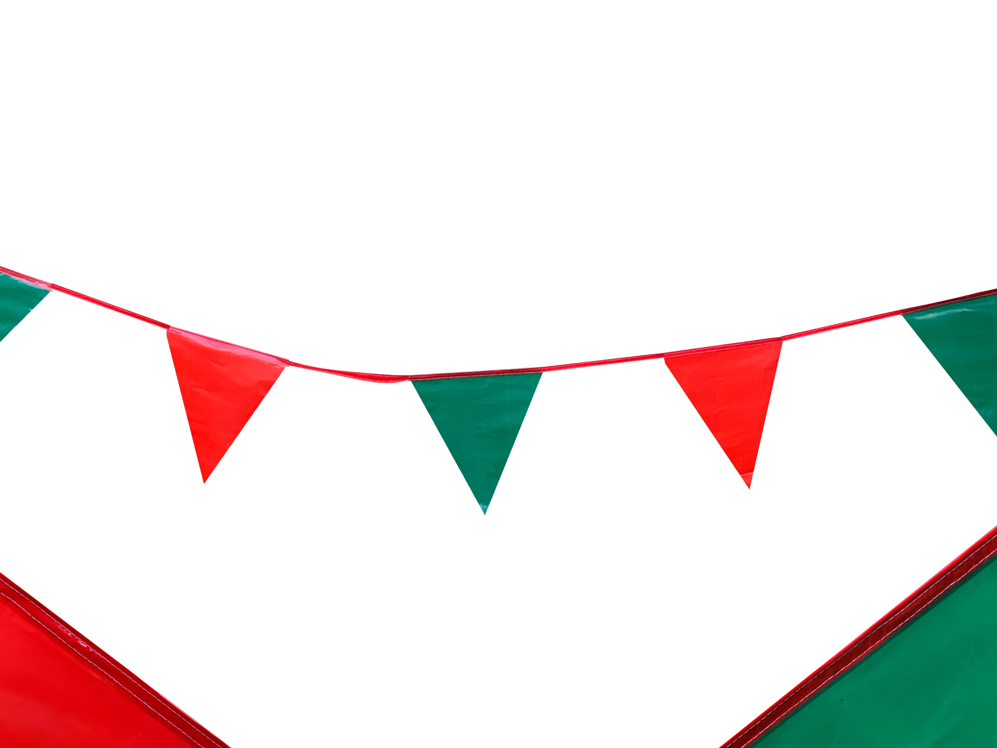 Tira de banderines triangulares colores rojo y verde, fabricados en polietileno resistente con guía de rafia roja. Perfectos para decoración en eventos, fiestas decembrinas y celebraciones de navidad.