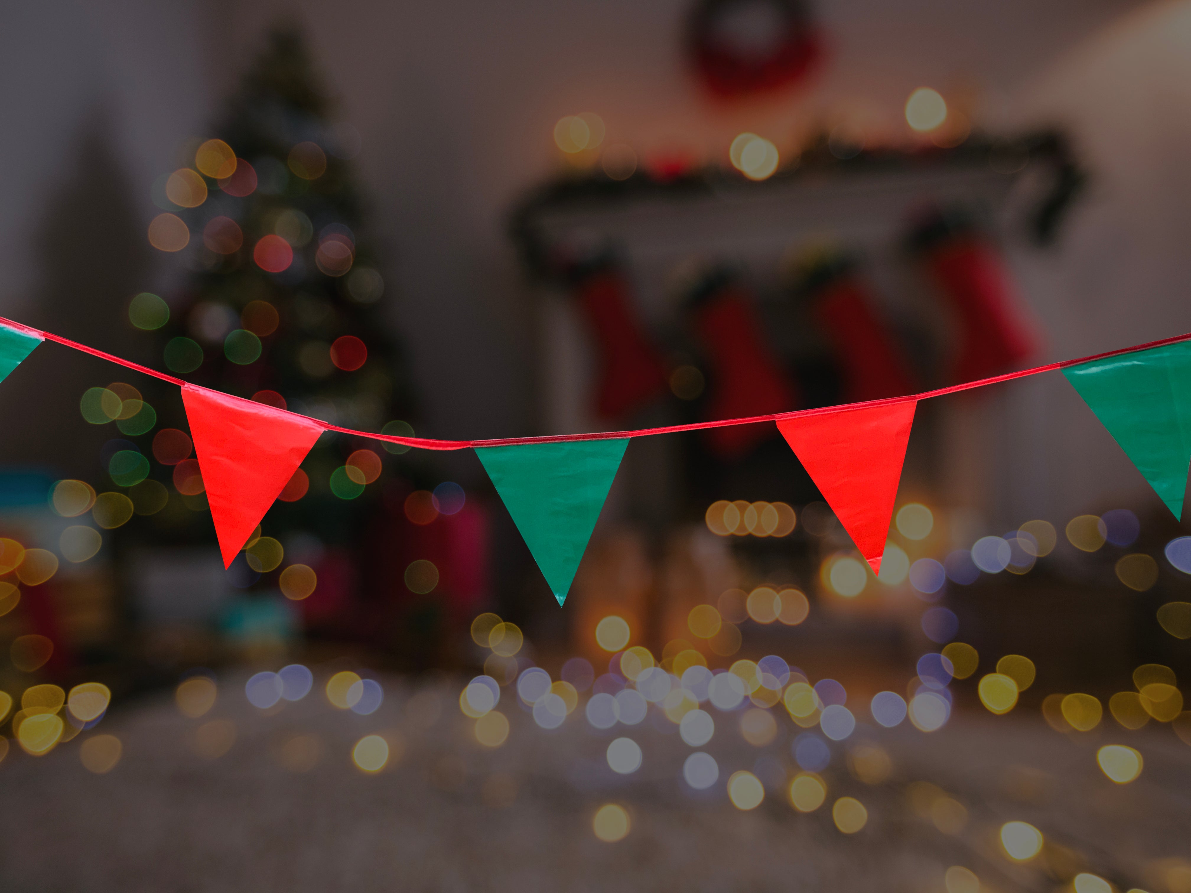 Tira de banderines triangulares colores rojo y verde, fabricados en polietileno resistente con guía de rafia roja. Perfectos para decoración en eventos, fiestas decembrinas y celebraciones de navidad.