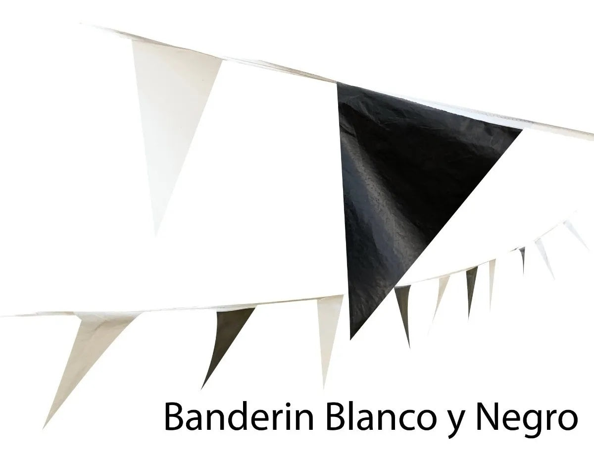 Tira de banderines triangulares intercalados en colores negro y blanco de plástico con guía de rafia forrada, perfecta para decorar eventos, fiestas temáticas y espacios exteriores.