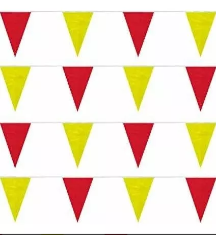 Tira de banderines triangulares intercalados rojo y amarillo con guía de rafia blanca, ideal para decoración de eventos, fiestas, exposiciones y más, apto para exteriores.