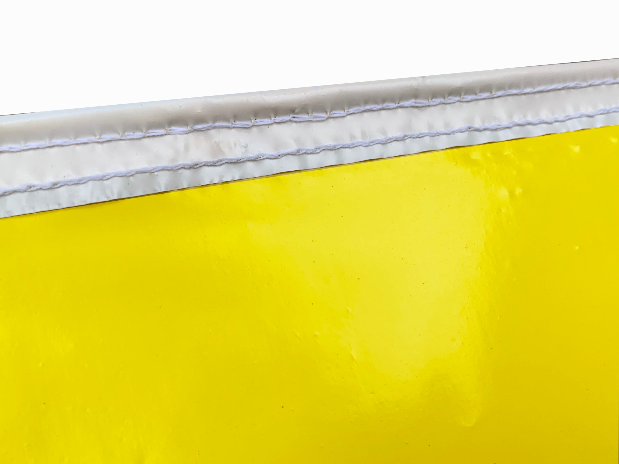 Tira de banderines triangulares intercalados rojo y amarillo con guía de rafia blanca, ideal para decoración de eventos, fiestas, exposiciones y más, apto para exteriores.