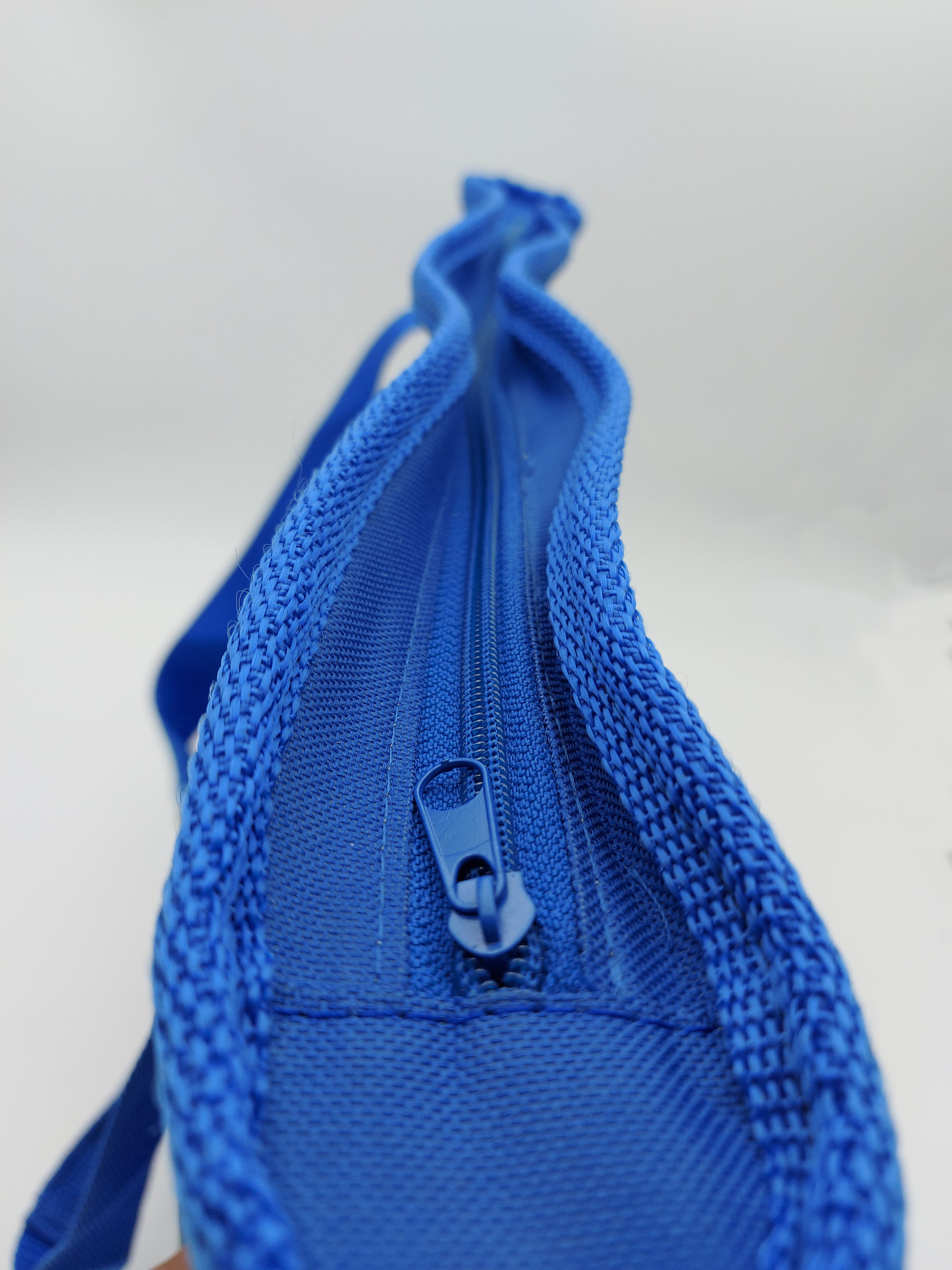 Bolsa térmica para alimentos o bebidas, mantiene la temperatura caliente o fría por más de una hora. Tamaño 52x40x15 cm, fabricada con 3 capas: lona poliéster de alta resistencia, material espumado térmico y vinil antiderrames lavable. Incluye asas reforzadas, cierre superior de cremallera y diseño plegable para ahorrar espacio. Ideal para transportar alimentos frescos del mercado o supermercado. Resistente, lavable y fácil de usar.