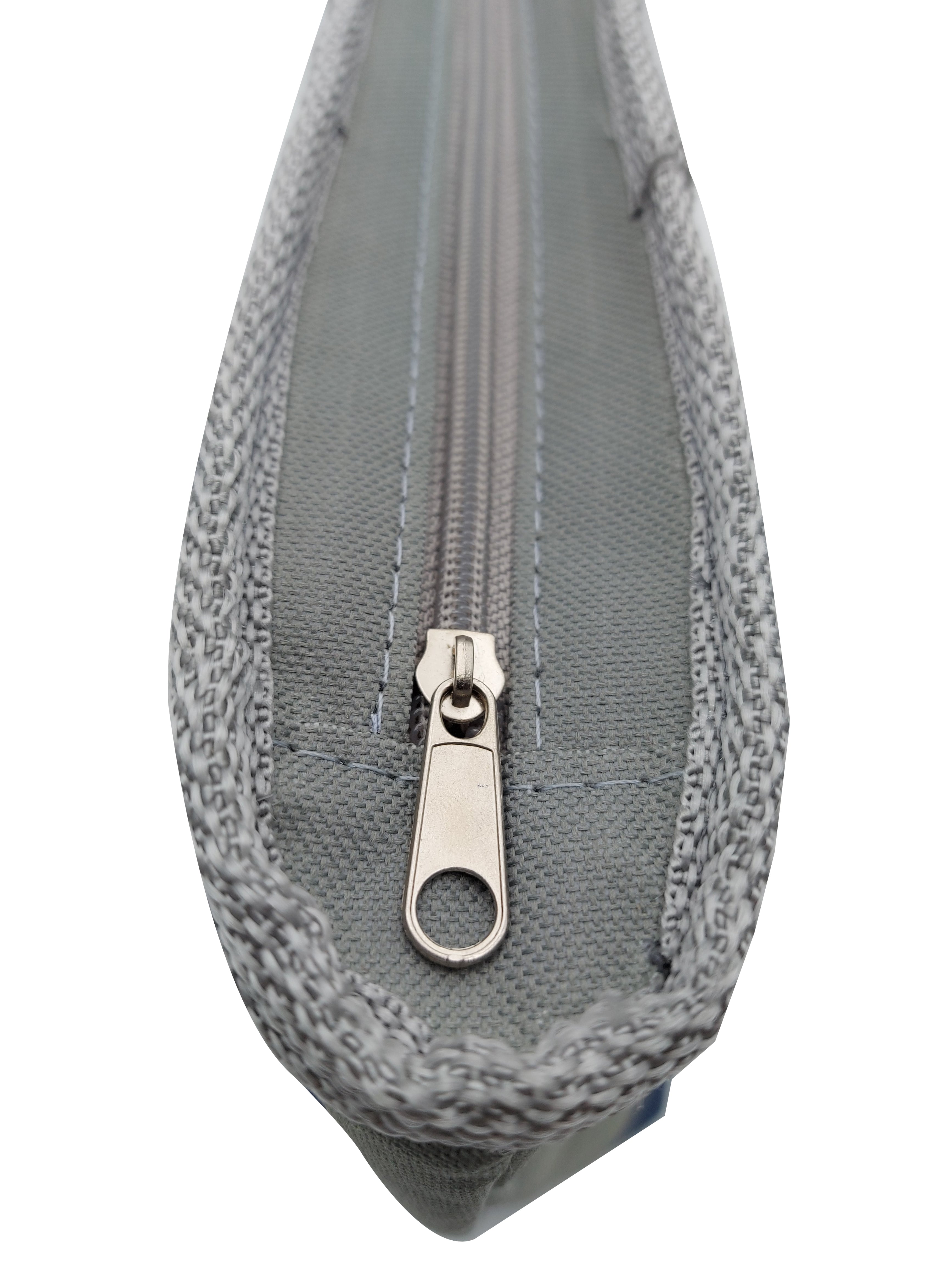 Bolsa térmica para alimentos o bebidas, mantiene la temperatura caliente o fría por más de una hora. Tamaño 52x40x15 cm, fabricada con 3 capas: lona poliéster de alta resistencia, material espumado térmico y vinil antiderrames lavable. Incluye asas reforzadas, cierre superior de cremallera y diseño plegable para ahorrar espacio. Ideal para transportar alimentos frescos del mercado o supermercado. Resistente, lavable y fácil de usar.