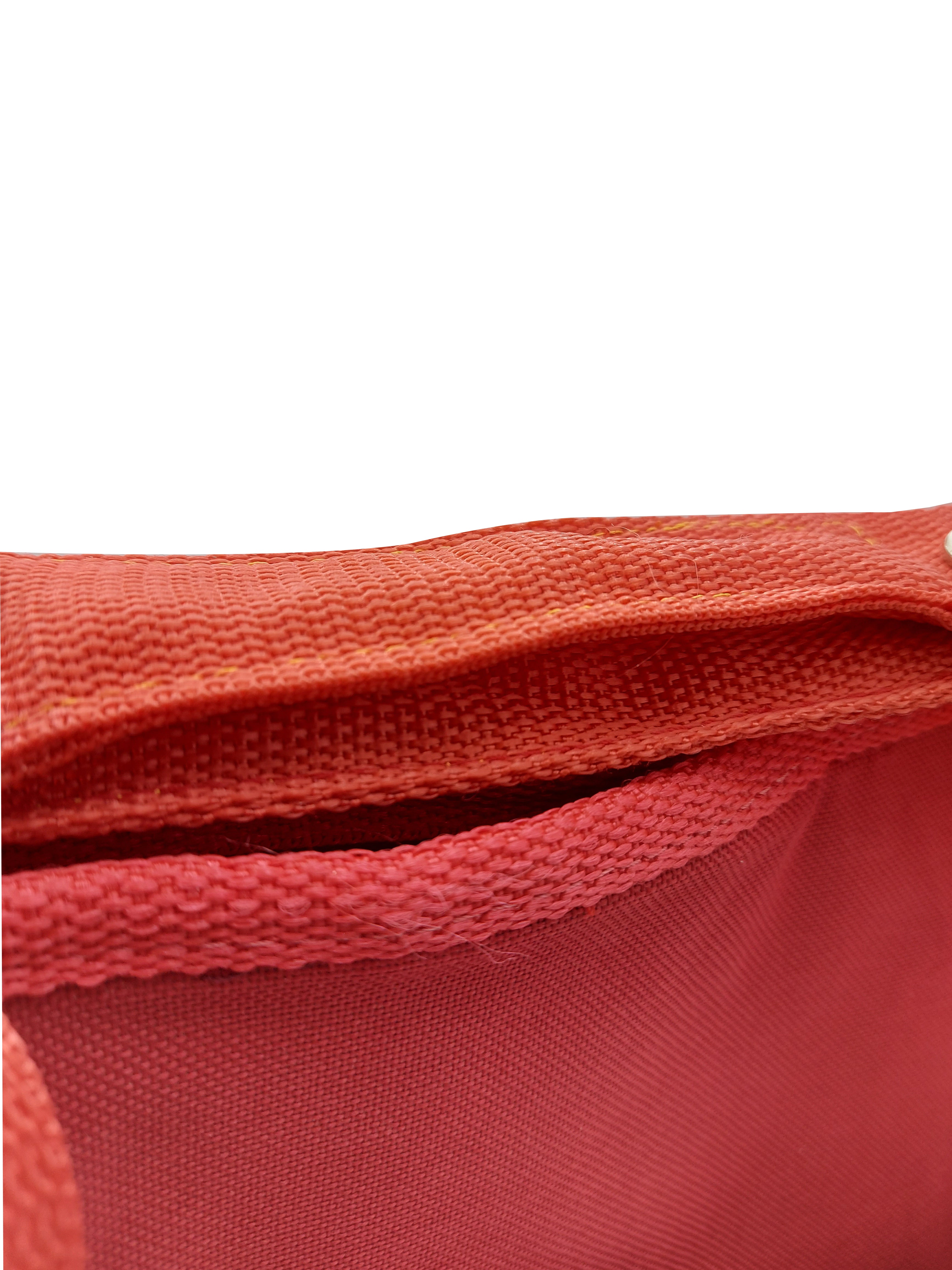 Bolsa térmica para alimentos o bebidas, mantiene la temperatura caliente o fría por más de una hora. Tamaño 52x40x15 cm, fabricada con 3 capas: lona poliéster de alta resistencia, material espumado térmico y vinil antiderrames lavable. Incluye asas reforzadas, cierre superior de cremallera y diseño plegable para ahorrar espacio. Ideal para transportar alimentos frescos del mercado o supermercado. Resistente, lavable y fácil de usar.