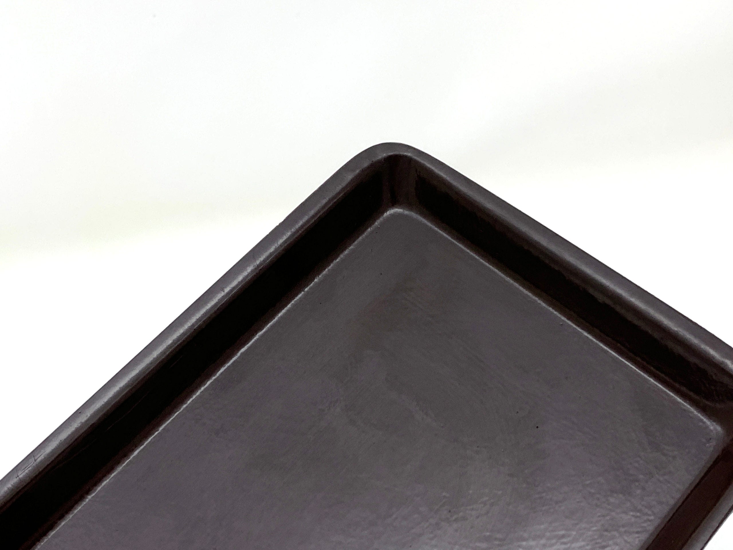 Charolitas propineras o limosneras apilables, disponibles en plástico rígido color café o melamina y color negro, ideales para restaurantes, bares, y cafeterías.