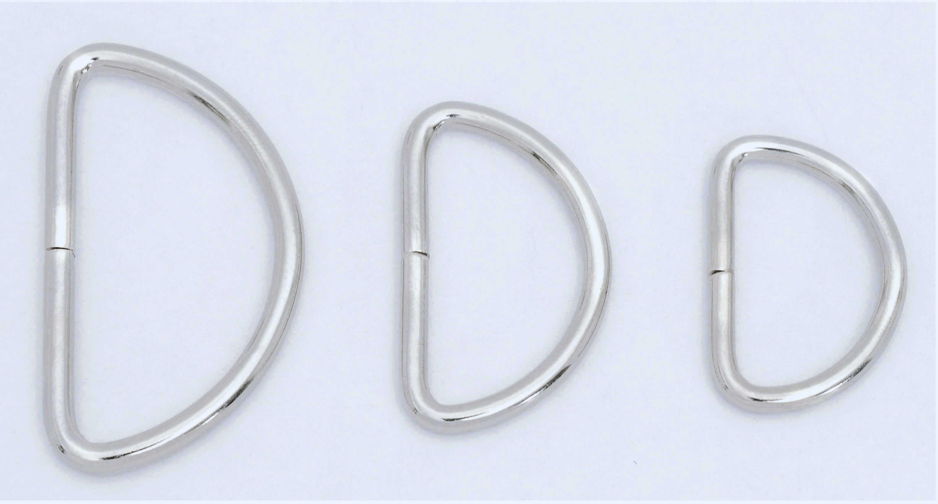 Media argolla fija metálica de 25 mm con acabado níquel, calibre 2.5 mm. Ideal para confección, proyectos industriales y manualidades. Material resistente y funcional.