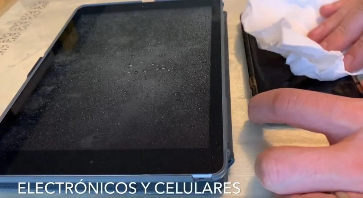 Solución líquida desinfectante y desengrasante en bidón de 20 litros, elimina bacterias y virus, ideal para múltiples superficies de hogar y oficina.