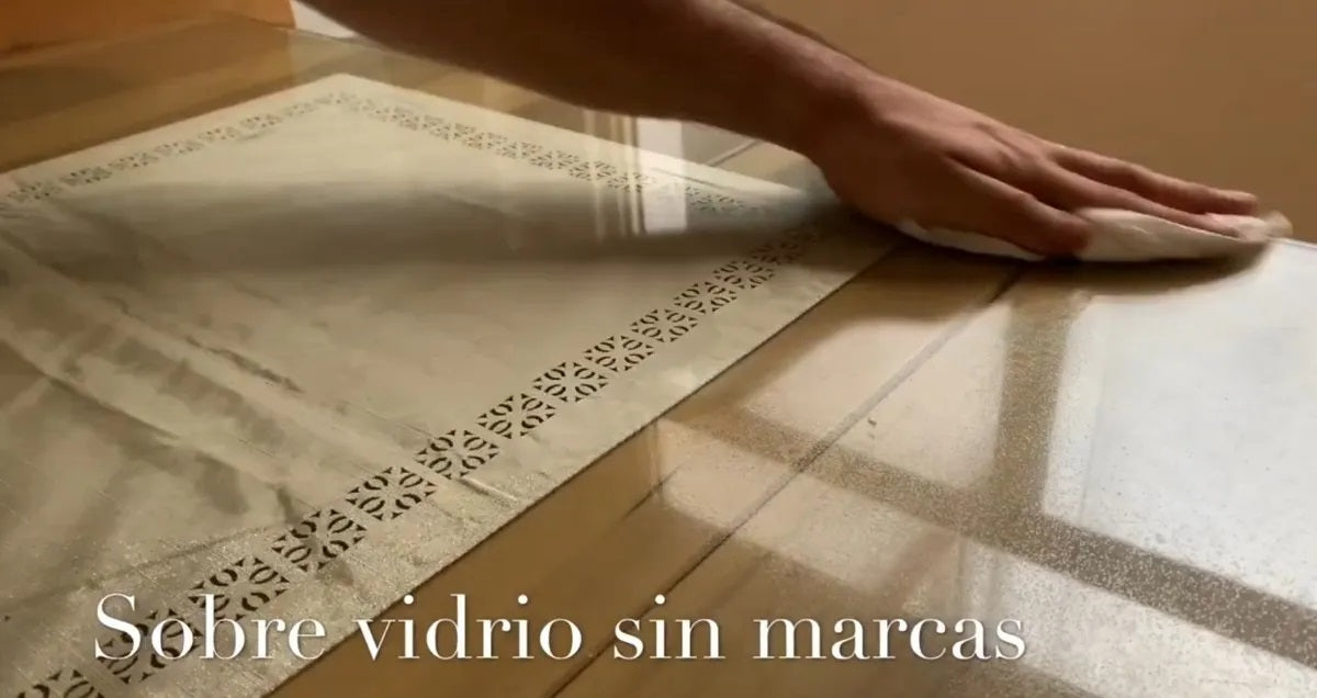 Solución líquida desinfectante y desengrasante en bidón de 20 litros, elimina bacterias y virus, ideal para múltiples superficies de hogar y oficina.