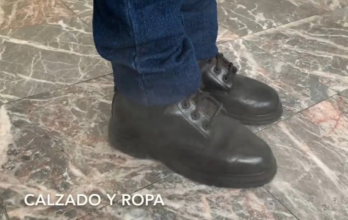 Solución líquida desinfectante y desengrasante en bidón de 20 litros, elimina bacterias y virus, ideal para múltiples superficies de hogar y oficina.