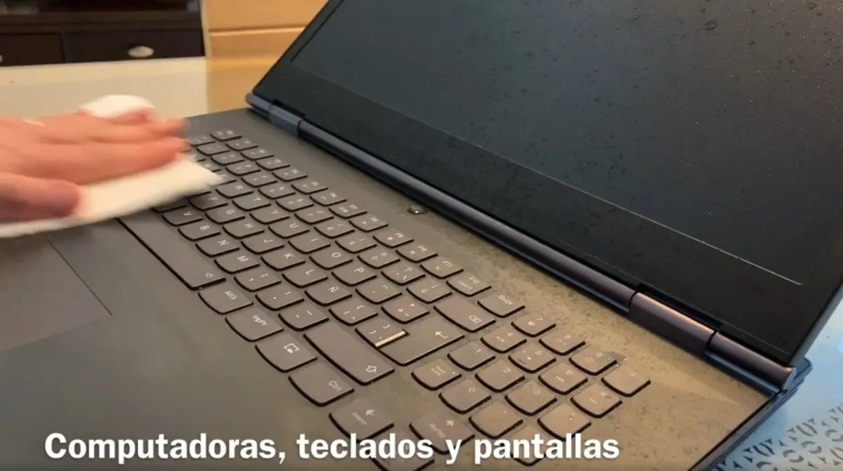 Solución líquida desinfectante y desengrasante en bidón de 20 litros, elimina bacterias y virus, ideal para múltiples superficies de hogar y oficina.