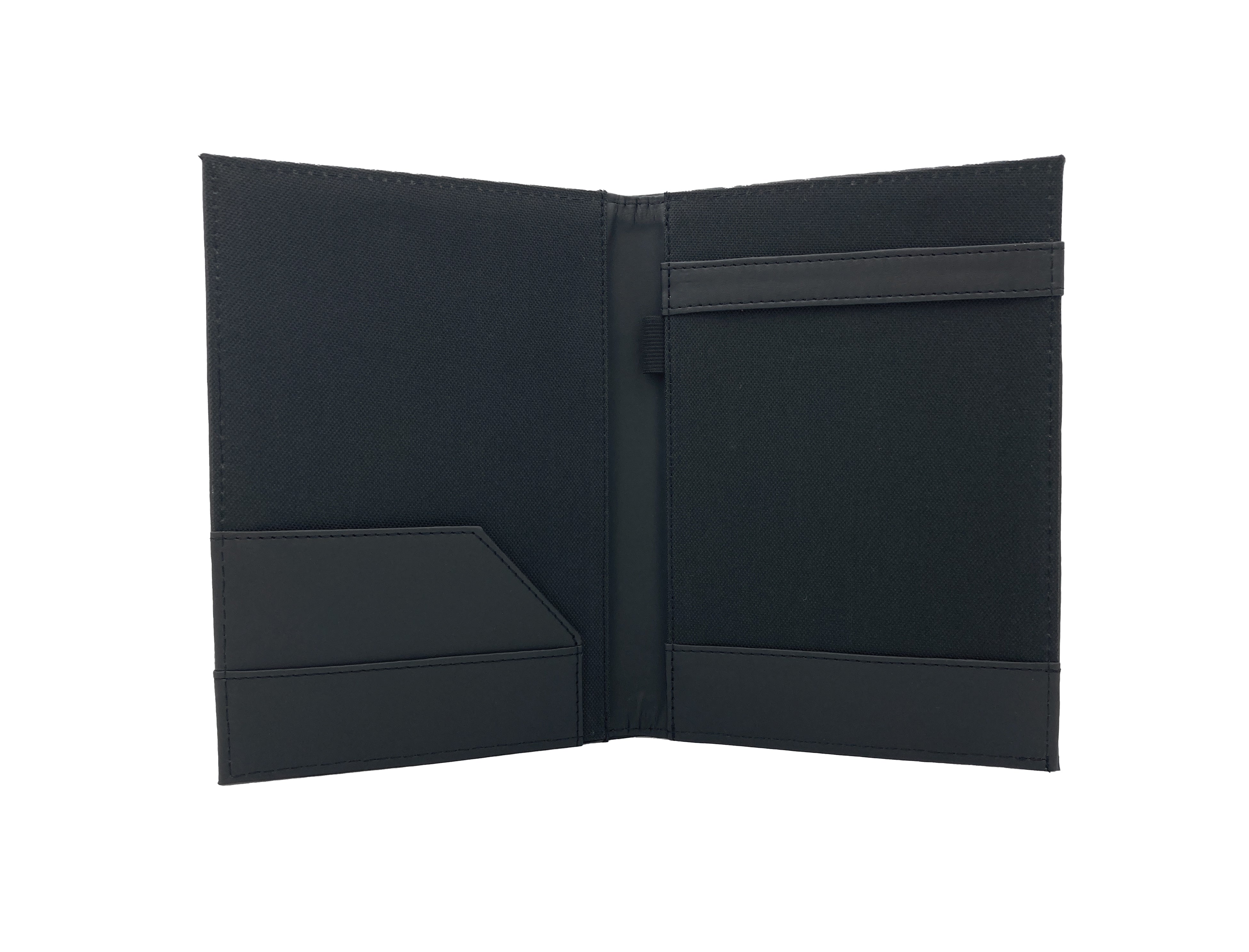Carpeta porta block tamaño media carta, exterior curpiel con detalle curvo, forro interior en tela poliéster, con solapa para papeles, doble tarjetero, porta pluma y tapa acolchonada. Ideal para grabado en seco, hot stamping, grabado láser y serigrafía. Color negro.