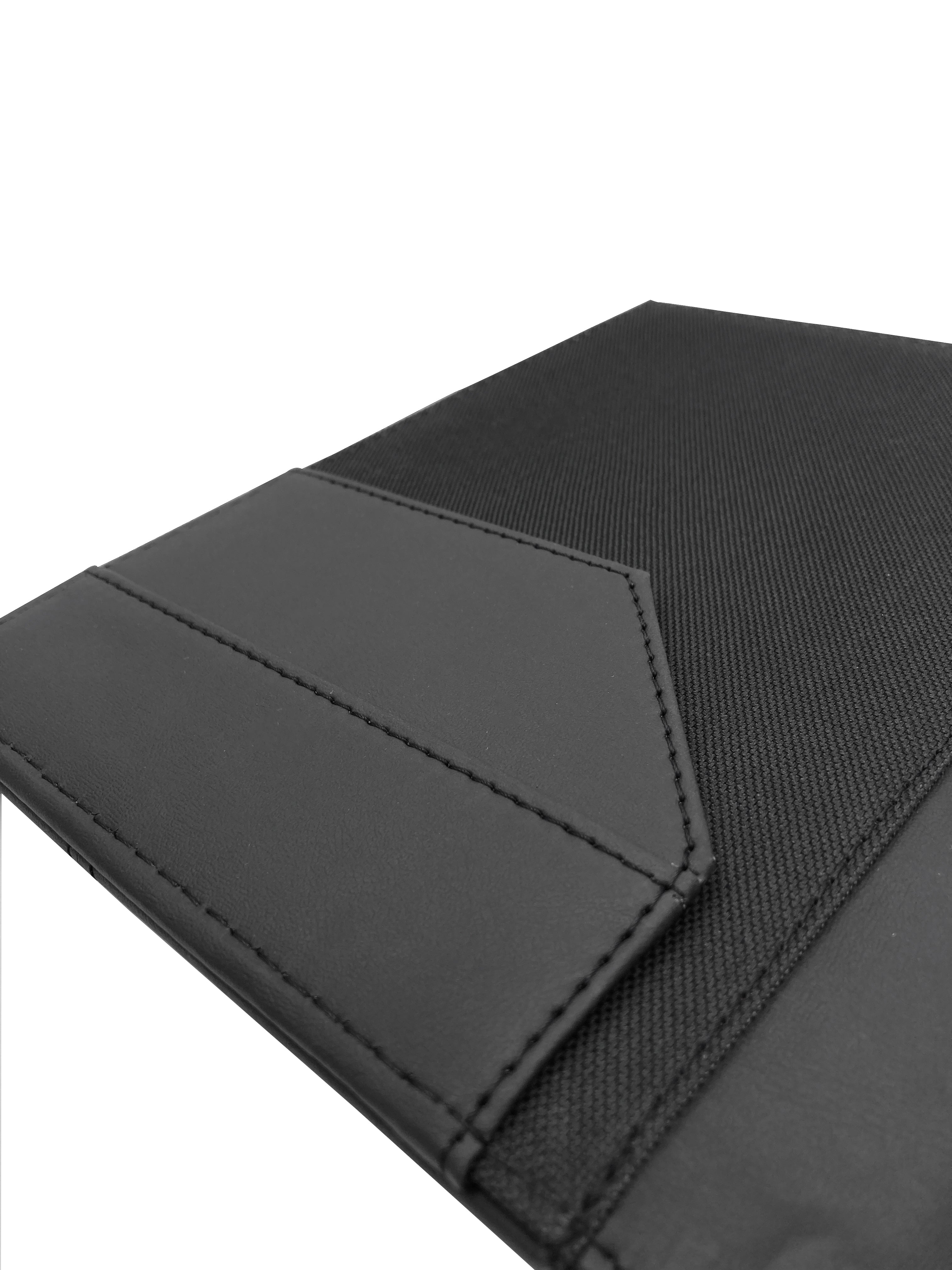 Carpeta porta block tamaño media carta, exterior curpiel con detalle curvo, forro interior en tela poliéster, con solapa para papeles, doble tarjetero, porta pluma y tapa acolchonada. Ideal para grabado en seco, hot stamping, grabado láser y serigrafía. Color negro.