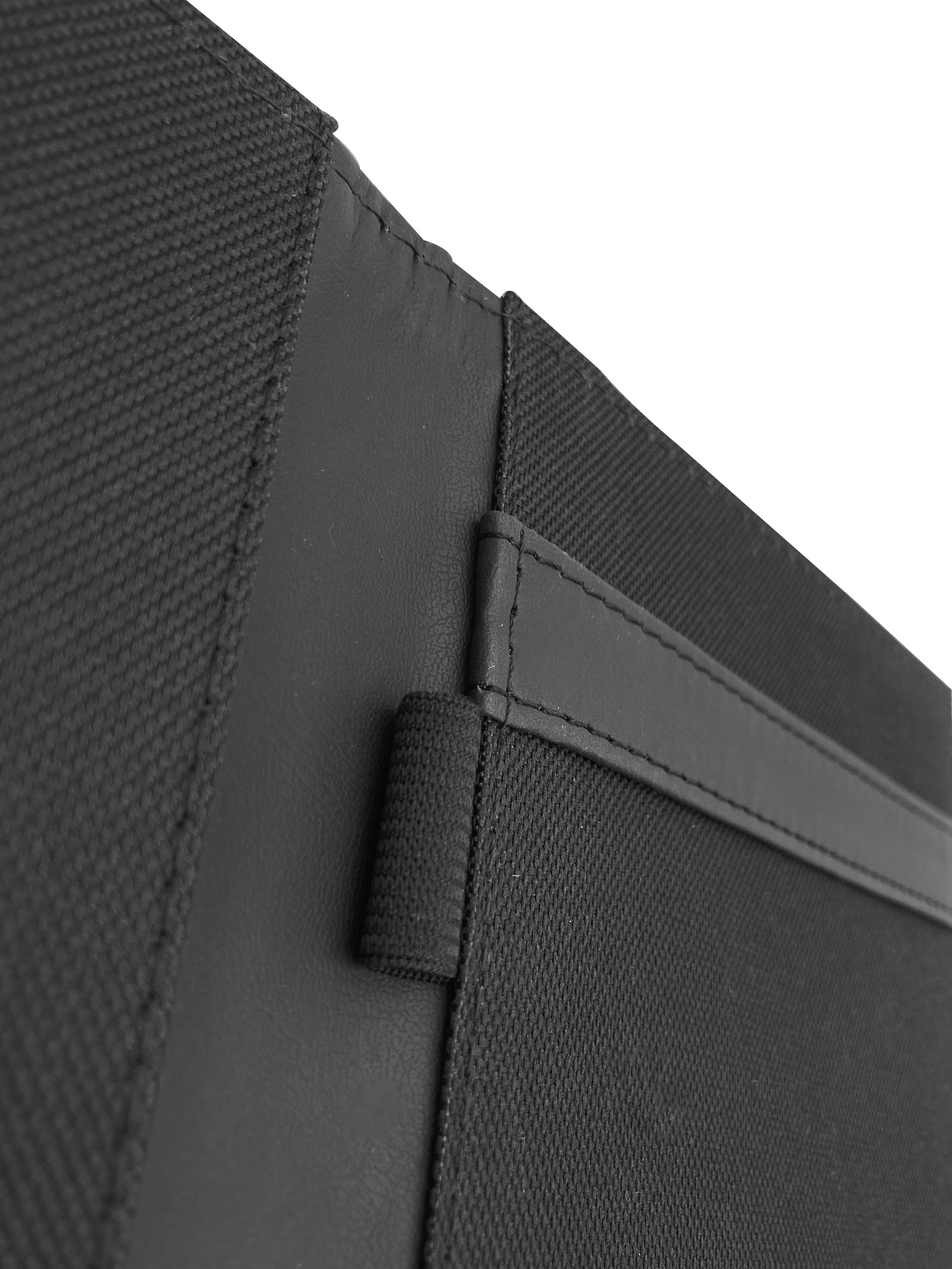 Carpeta porta block tamaño media carta, exterior curpiel con detalle curvo, forro interior en tela poliéster, con solapa para papeles, doble tarjetero, porta pluma y tapa acolchonada. Ideal para grabado en seco, hot stamping, grabado láser y serigrafía. Color negro.