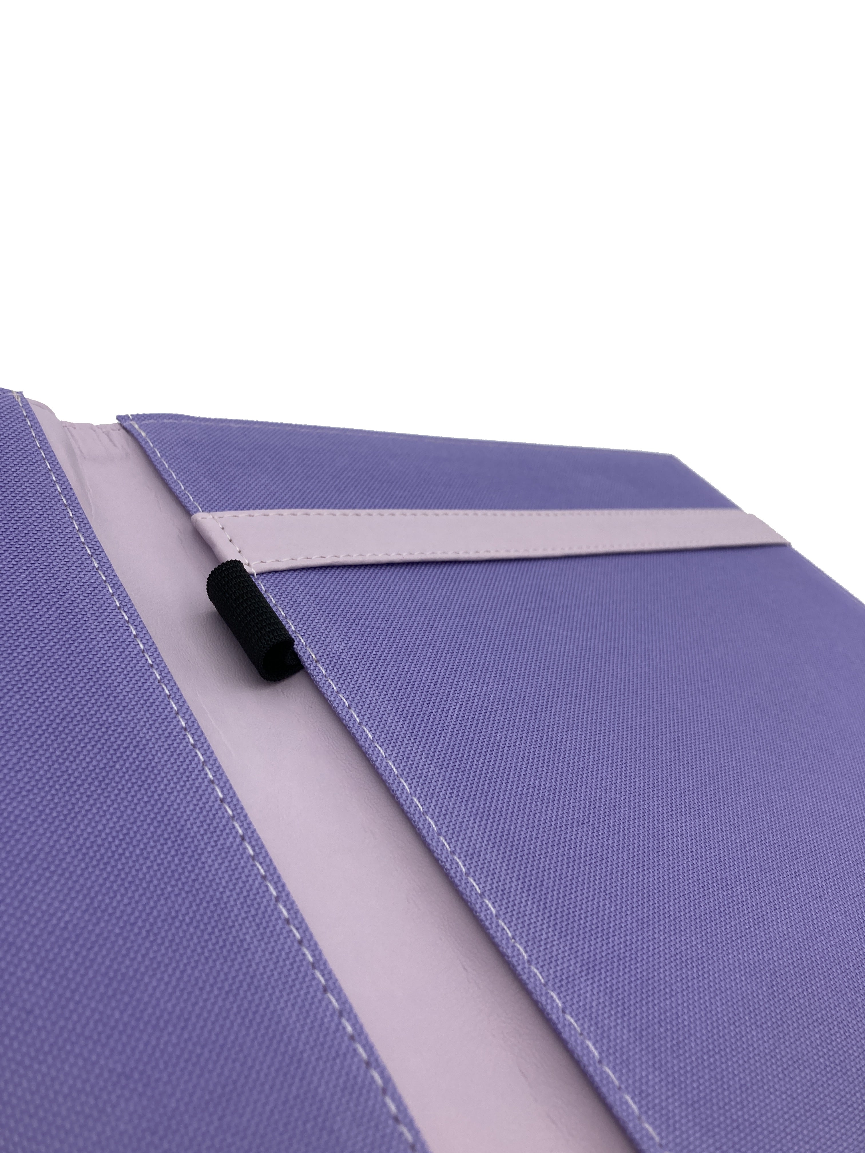 Carpeta Porta Block para hojas tamaño carta, fabricada en curpiel con detalle curvo en portada y forro interior de tela poliéster. Incluye solapa para papeles, doble tarjetero y porta pluma. Acepta hasta 50 hojas tamaño carta. Ideal para eventos corporativos y académicos como congresos, conferencias, talleres, y promociones. Color lila.