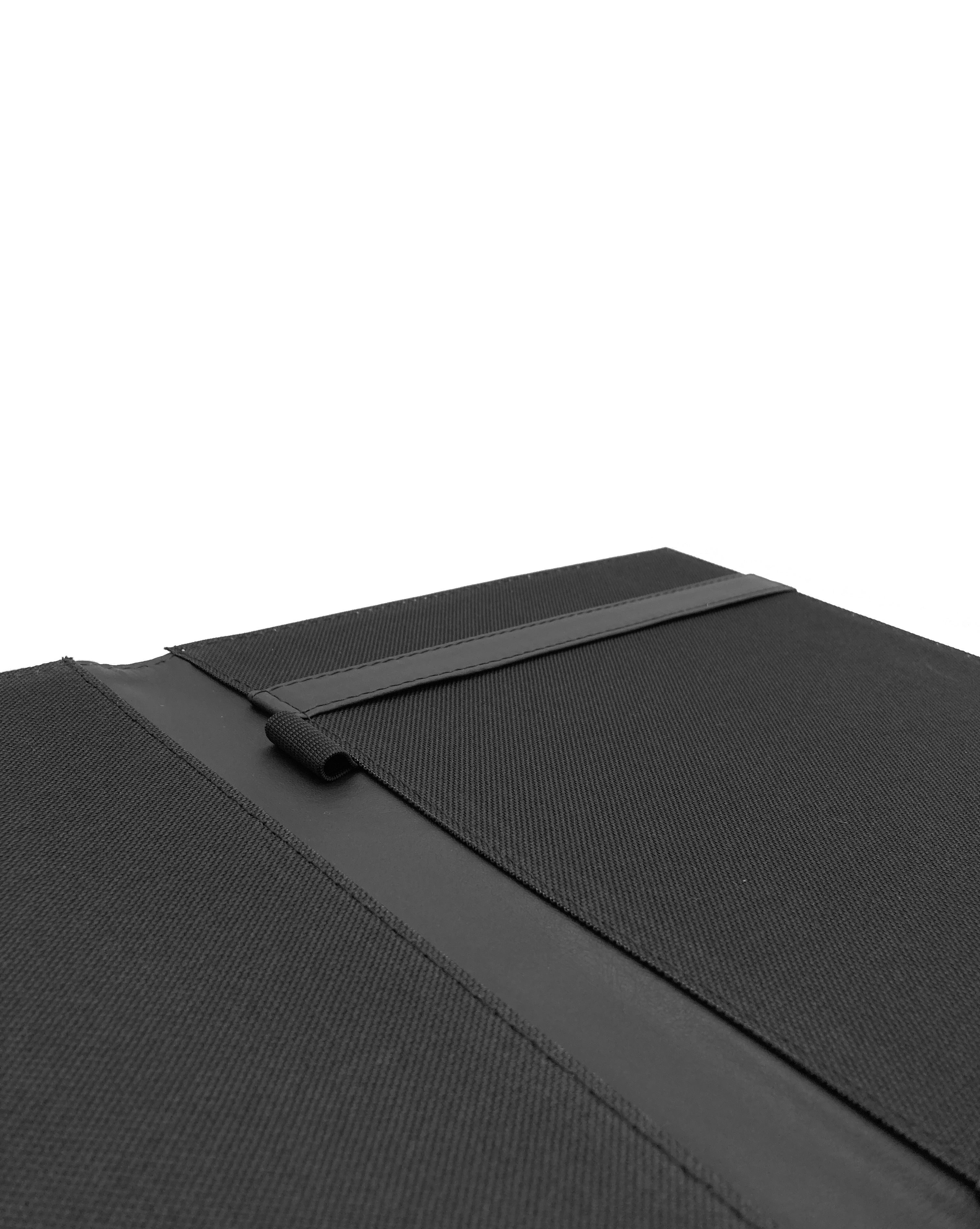 Carpeta Porta Block para hojas tamaño carta, fabricada en curpiel con detalle curvo en portada y forro interior de tela poliéster. Incluye solapa para papeles, doble tarjetero y porta pluma. Acepta hasta 50 hojas tamaño carta. Ideal para eventos corporativos y académicos como congresos, conferencias, talleres, y promociones. Color negro.