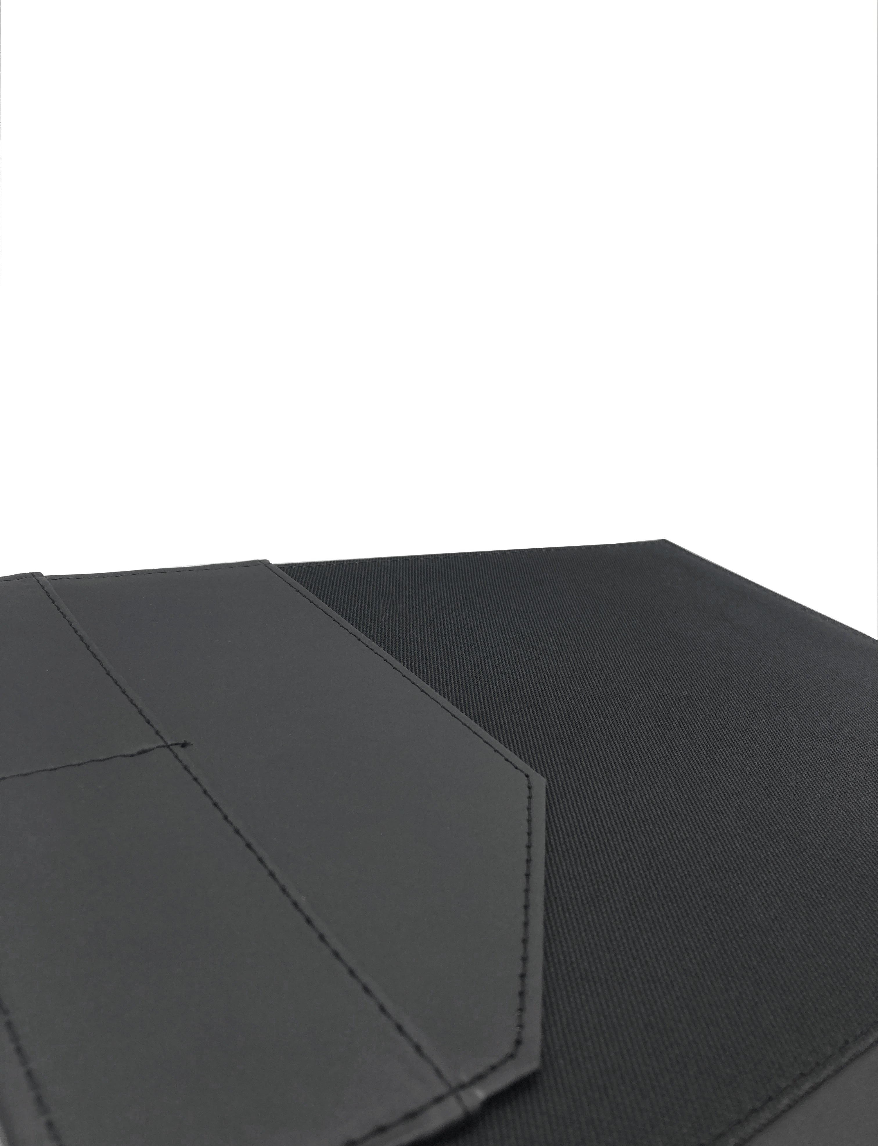 Carpeta ejecutiva tamaño oficio en curpiel, color negro. Diseño con portada curva, solapa, doble tarjetero y porta pluma de resorte. Acolchonada y resistente, acepta hojas tamaño oficio de 34x21.5 cm y hasta 50 hojas Bond. Ideal para personalización con grabado en seco, hot stamping, láser o serigrafía. Perfecta para eventos académicos, corporativos y entrega de documentación.