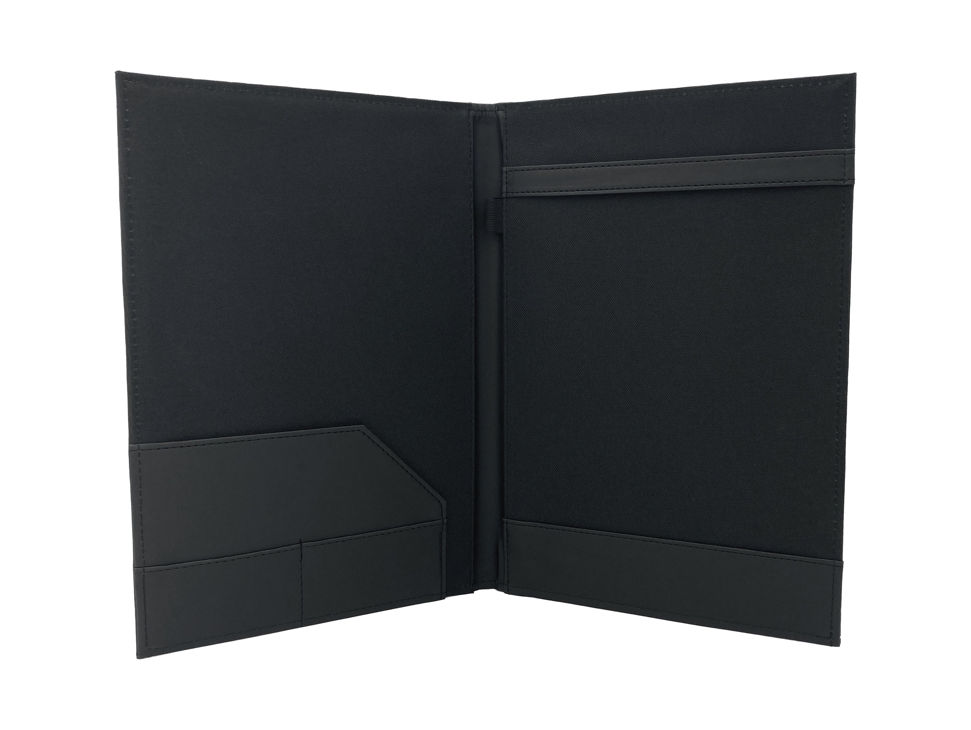 Carpeta ejecutiva tamaño oficio en curpiel, color negro. Diseño con portada curva, solapa, doble tarjetero y porta pluma de resorte. Acolchonada y resistente, acepta hojas tamaño oficio de 34x21.5 cm y hasta 50 hojas Bond. Ideal para personalización con grabado en seco, hot stamping, láser o serigrafía. Perfecta para eventos académicos, corporativos y entrega de documentación.