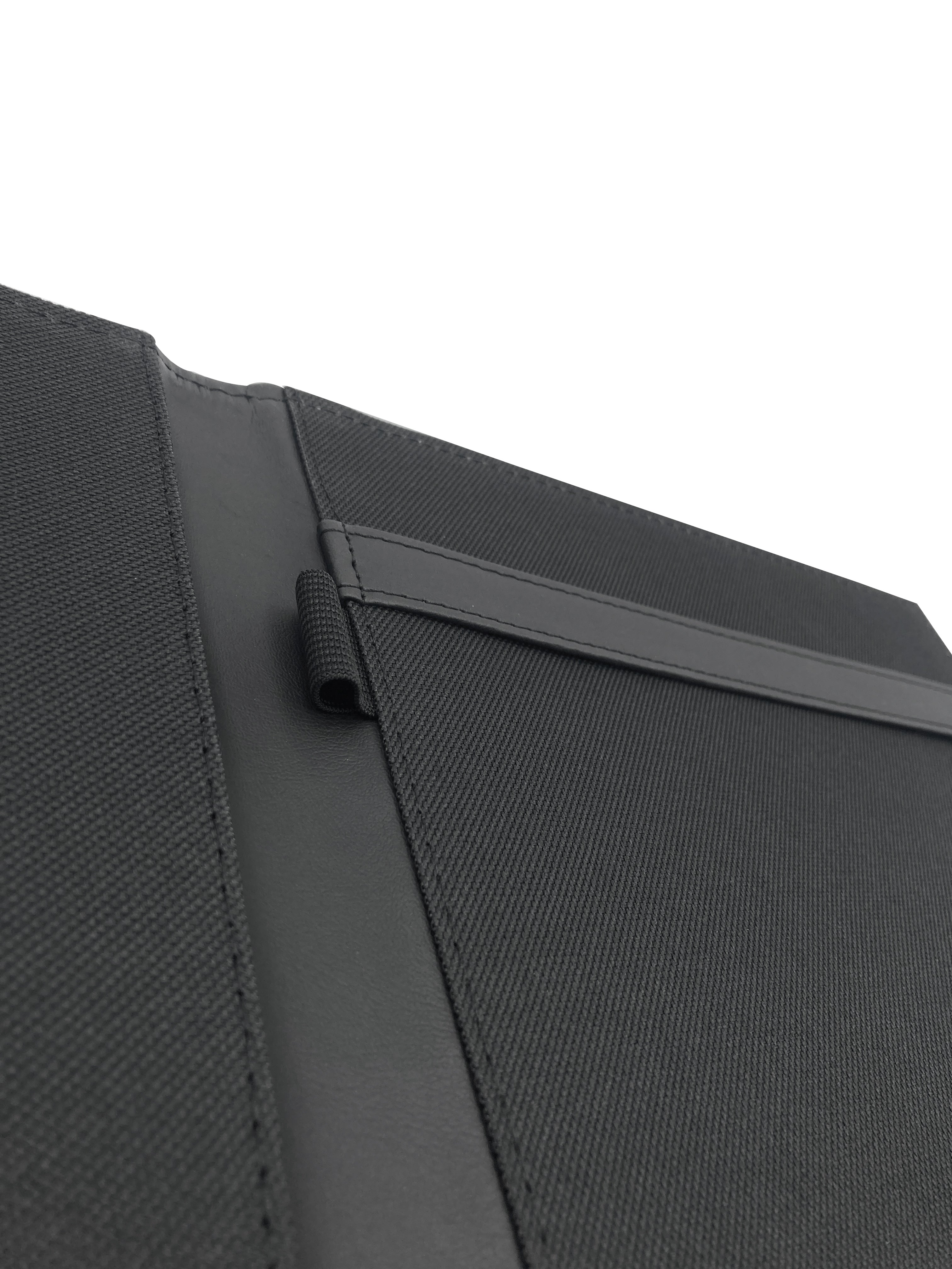 Carpeta ejecutiva tamaño oficio en curpiel, color negro. Diseño con portada curva, solapa, doble tarjetero y porta pluma de resorte. Acolchonada y resistente, acepta hojas tamaño oficio de 34x21.5 cm y hasta 50 hojas Bond. Ideal para personalización con grabado en seco, hot stamping, láser o serigrafía. Perfecta para eventos académicos, corporativos y entrega de documentación.