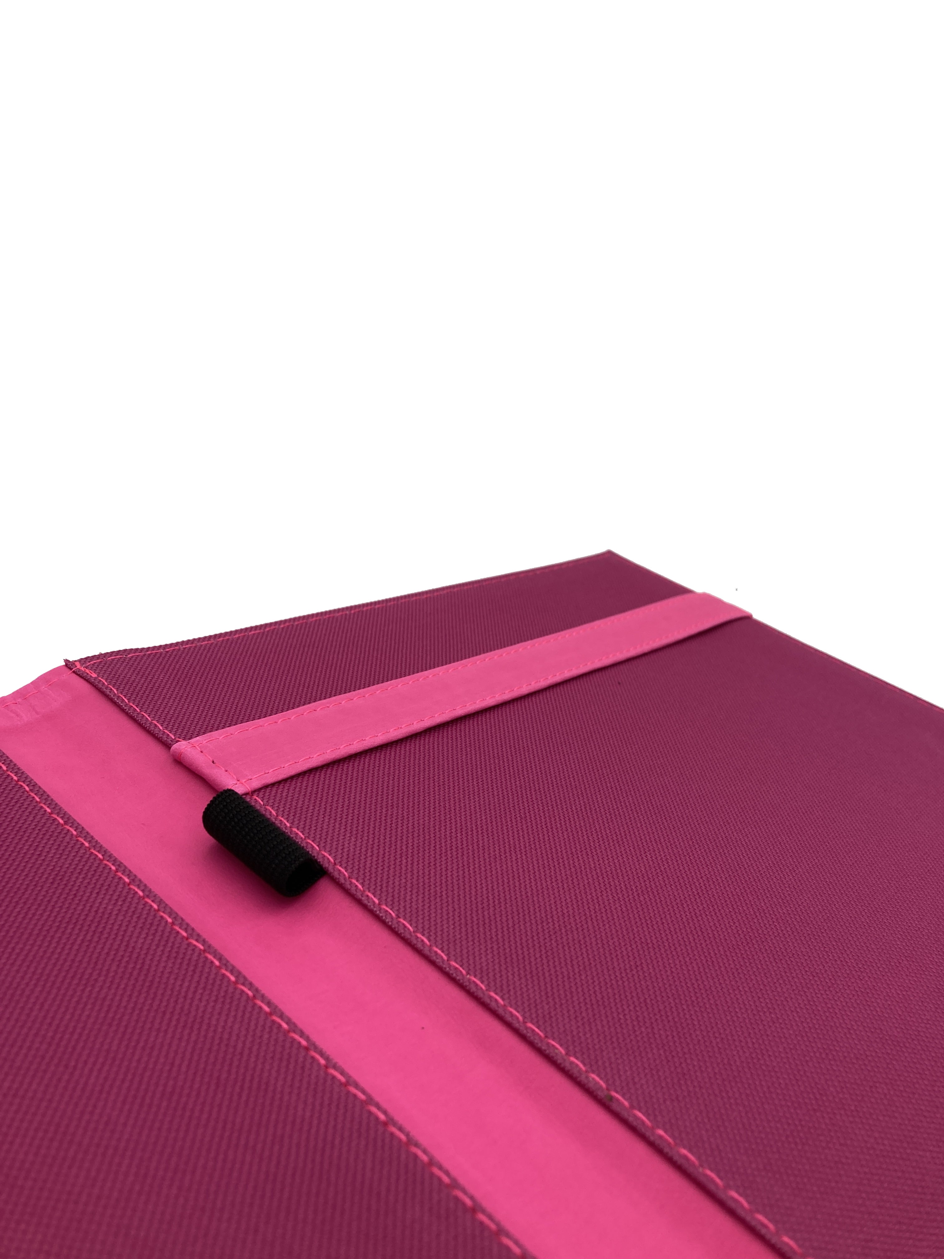 Carpeta Porta Block para hojas tamaño carta, fabricada en curpiel con detalle curvo en portada y forro interior de tela poliéster. Incluye solapa para papeles, doble tarjetero y porta pluma. Acepta hasta 50 hojas tamaño carta. Ideal para eventos corporativos y académicos como congresos, conferencias, talleres, y promociones. Color fucsia.
