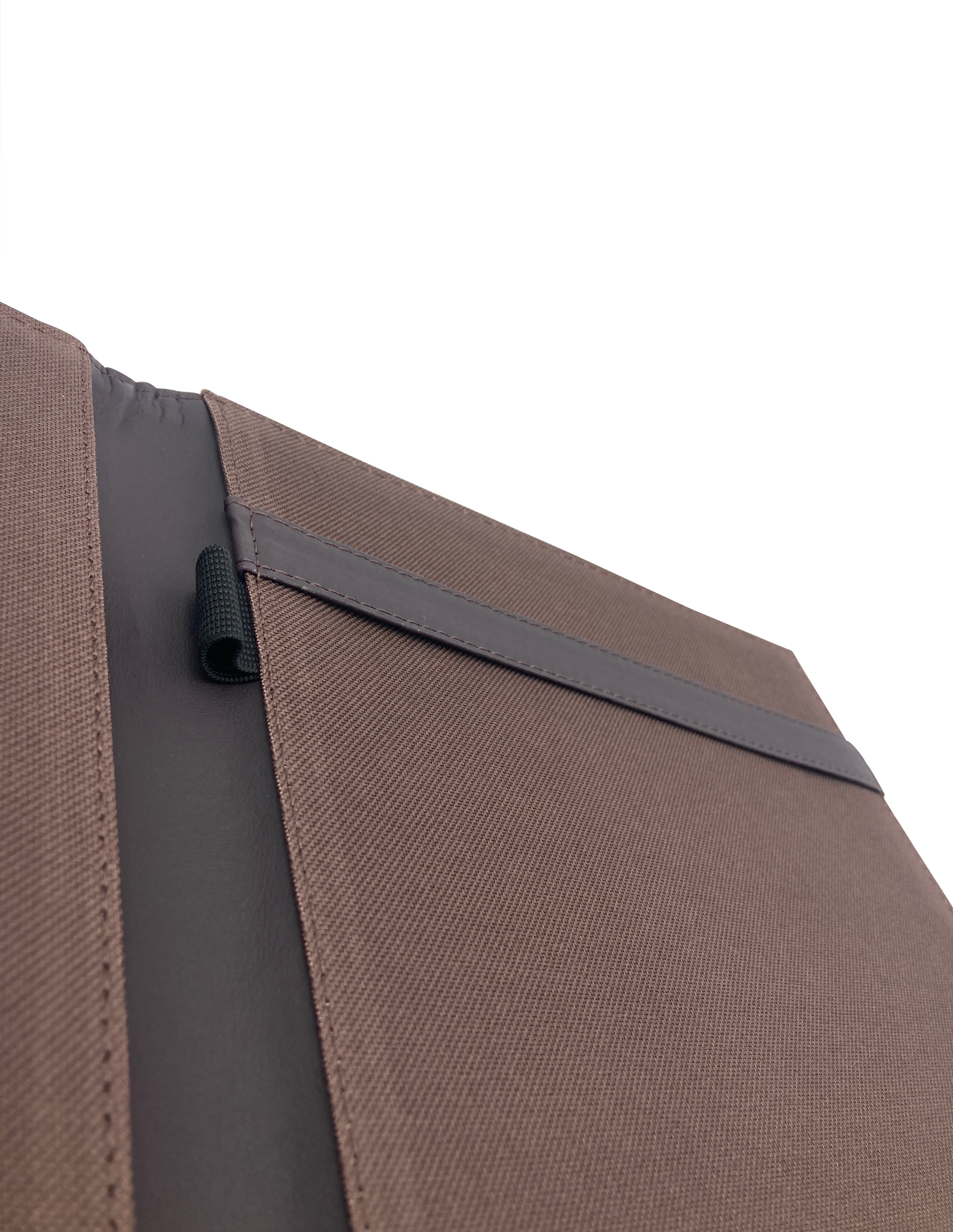 Carpeta ejecutiva tamaño oficio en curpiel, color cafe. Diseño con portada curva, solapa, doble tarjetero y porta pluma de resorte. Acolchonada y resistente, acepta hojas tamaño oficio de 34x21.5 cm y hasta 50 hojas Bond. Ideal para personalización con grabado en seco, hot stamping, láser o serigrafía. Perfecta para eventos académicos, corporativos y entrega de documentación.